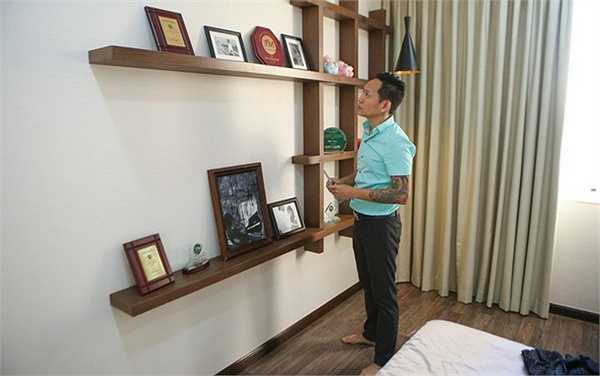 Nam ca sĩ cũng dành một góc nhỏ trong phòng ngủ để trưng bày các giải thưởng từng đạt được trong sự nghiệp ca hát.