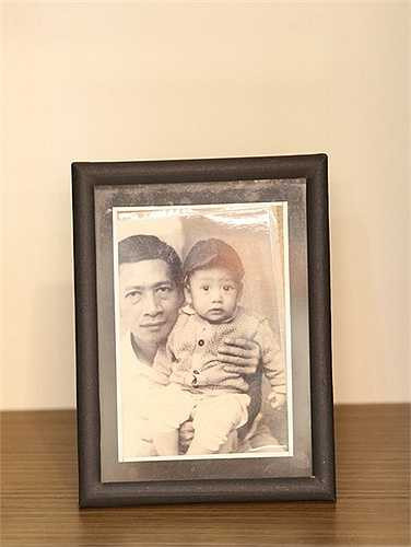 Tấm hình chụp với bố từ thuở nhỏ được anh đặt trang trọng trên bàn.