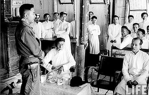 Đại tá tỉnh trưởng Phạm Ngọc Thảo tiếp xúc với người dân ở Bến Tre.