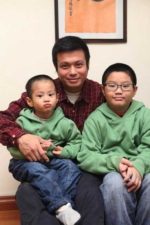 Bá Anh bên hai cậu con trai của mình.