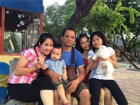 Anh Tuấn hạnh phúc cùng vợ và 3 con.