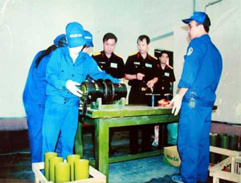 Tổng lắp đạn pháo lễ 105mm cho nước bạn Cam-pu-chia dưới sự kiểm tra, giám sát của đoàn lãnh đạo cấp trên. Tổng lắp đạn pháo lễ 105mm cho nước bạn Cam-pu-chia dưới sự kiểm tra, giám sát của đoàn lãnh đạo cấp trên.