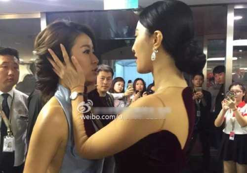 Hình ảnh Lâm Tâm Như và Phạm Băng Băng thân thiết trong sự kiện.