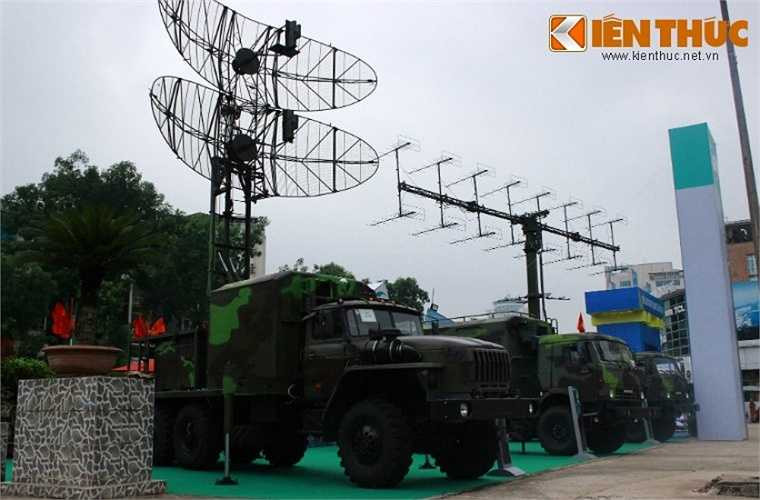 Tổ hợp đài radar do Viettel chế tạo hoàn toàn trong nước, tất nhiên vẫn sử dụng một số linh kiện nhập khẩu. Hệ thống radar này cho phép phát hiện các mục tiêu trên không và cung cấp thông tin phần tử mục tiêu tới các tổ hợp tên lửa phòng không.