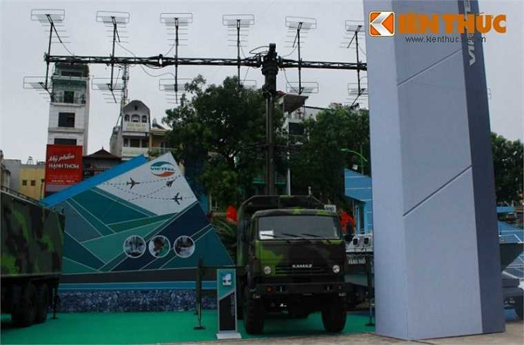 Cận cảnh xe anten thuộc đài radar cảnh giới tầm trung sóng mét VRS-M2D.