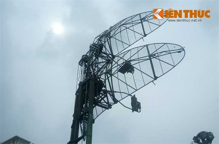 Hệ thống anten của VRS-2DM có phần khác với VRS-M2D.