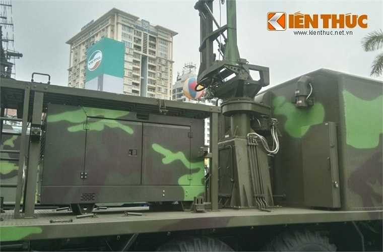 Ngay dưới chân anten radar là máy phát điện diesel có lẽ cung cấp năng lượng phục vụ triển khai hoạt động đài.