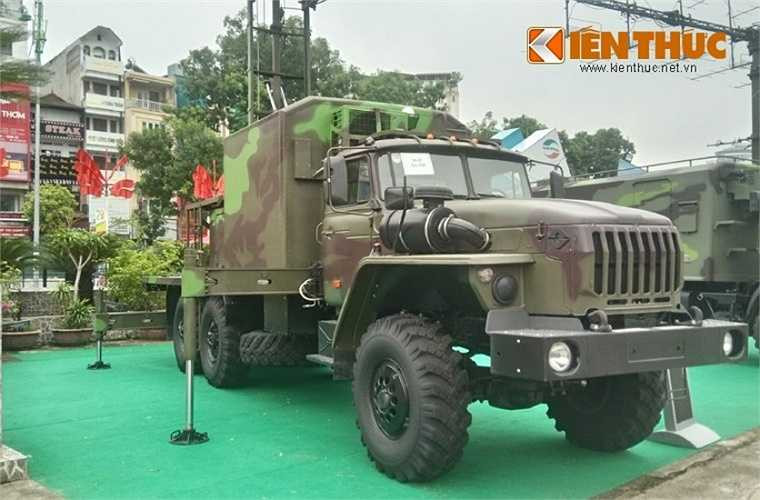 Đài VRS-2DM cũng được đặt trên khung gầm cơ sở xe bánh lốp 6x6 bánh đem lại khả năng cơ động cao, triển khai thu hồi nhanh gọn phù hợp với chiến tranh hiện đại.