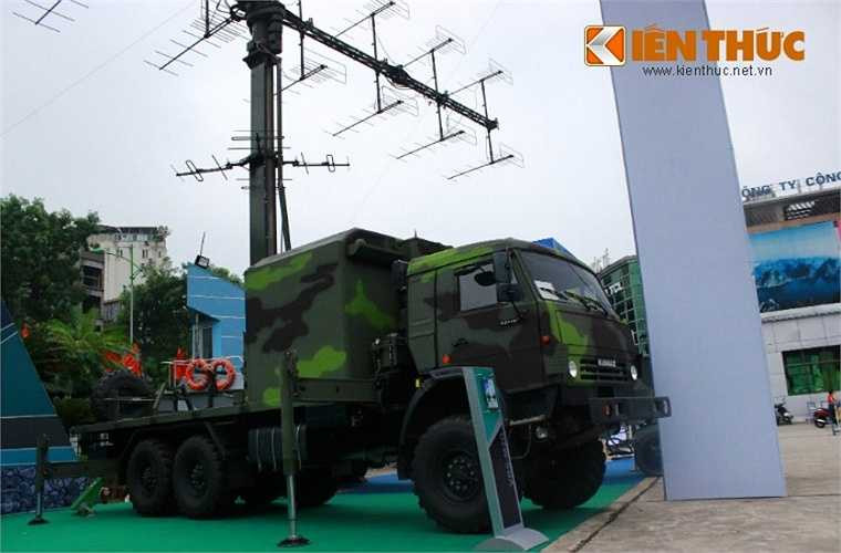 Hệ thống anten đài radar VRS-M2D đặt trên khung gầm cơ sở xe vận tải bánh lốp 6x6 Kamaz do Nga chế tạo.