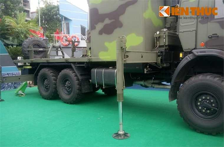 Xe được trang bị các chân trống thủy lực để cố định khung xe khi triển khai radar hoạt động.