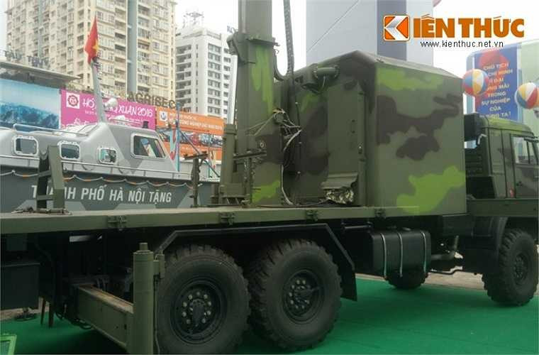 Anten radar có thể gấp gọn đặt ở sau xe trong trạng thái hành quân.