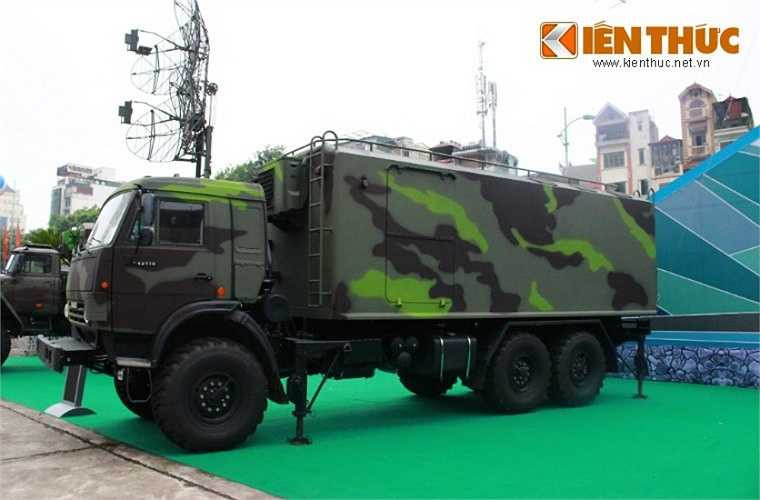 Ngay bên cạnh anten radar VRS-M2D là cabin điều khiển cũng đặt trên khung gầm xe Kamaz.