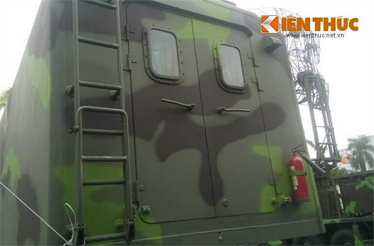 Cabin điều khiển được trang bị các màn hình hiển thị thông tin mà hệ thống anten radar thu nhận.