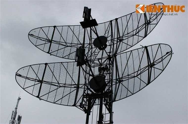 Đài cũng có tính năng tương tự VRS-M2D nhưng có lẽ là chuyên phát hiện mục tiêu bay thấp. Nó cũng có khả năng cung cấp thông tin phần tử mục tiêu tới các tổ hợp tên lửa phòng không.