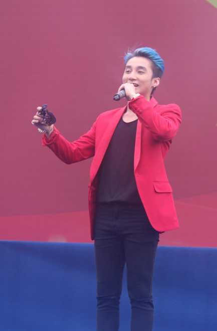 Sơn Tùng MTP 'cháy' hết mình cùng 15.000 sinh viên trong 'Tôi yêu Tổ quốc tôi'