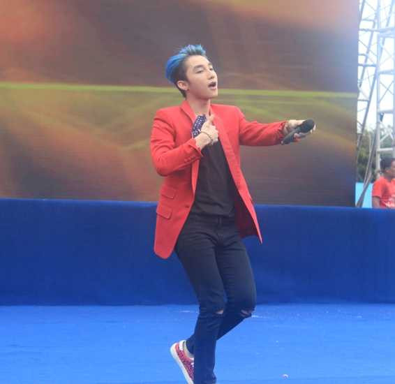 Sơn Tùng MTP 'cháy' hết mình cùng 15.000 sinh viên trong 'Tôi yêu Tổ quốc tôi'