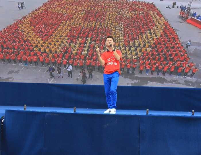 Sơn Tùng MTP 'cháy' hết mình cùng 15.000 sinh viên trong 'Tôi yêu Tổ quốc tôi'