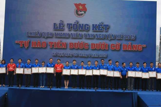 Sơn Tùng MTP 'cháy' hết mình cùng 15.000 sinh viên trong 'Tôi yêu Tổ quốc tôi'