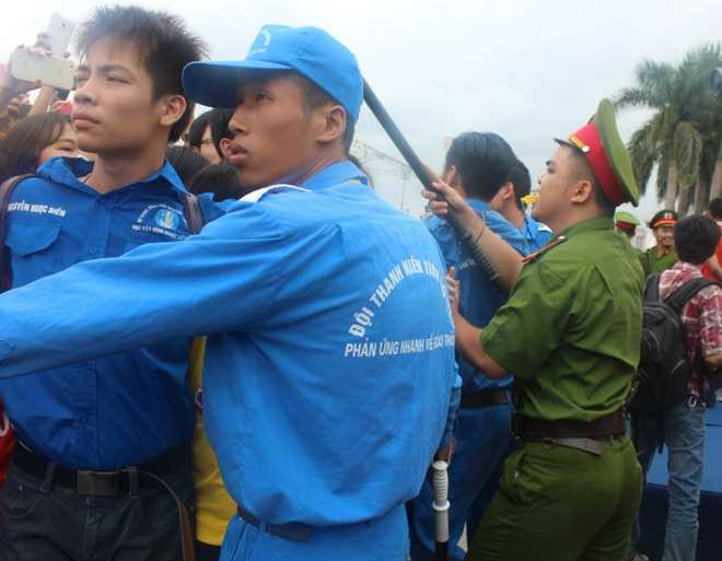 Sơn Tùng MTP 'cháy' hết mình cùng 15.000 sinh viên trong 'Tôi yêu Tổ quốc tôi'