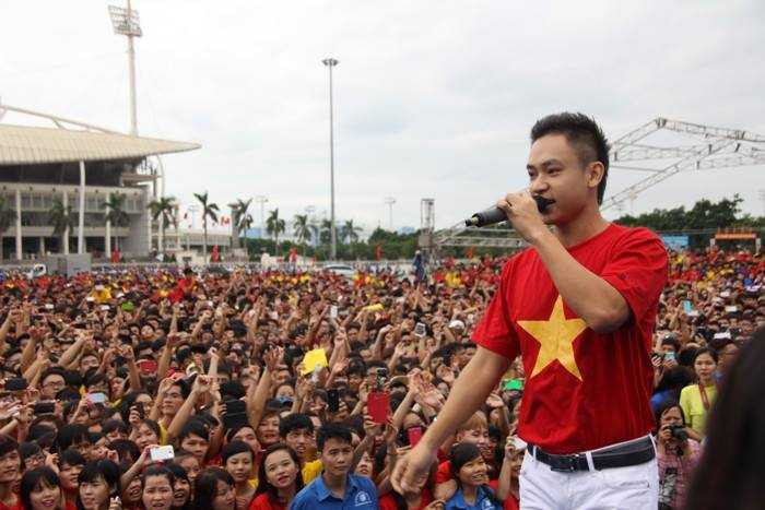 Ca sỹ trẻ Duy Khoa cũng được hàng nghìn bạn trẻ hâm mộ