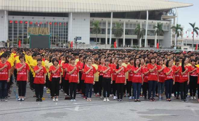 Sơn Tùng MTP 'cháy' hết mình cùng 15.000 sinh viên trong 'Tôi yêu Tổ quốc tôi'