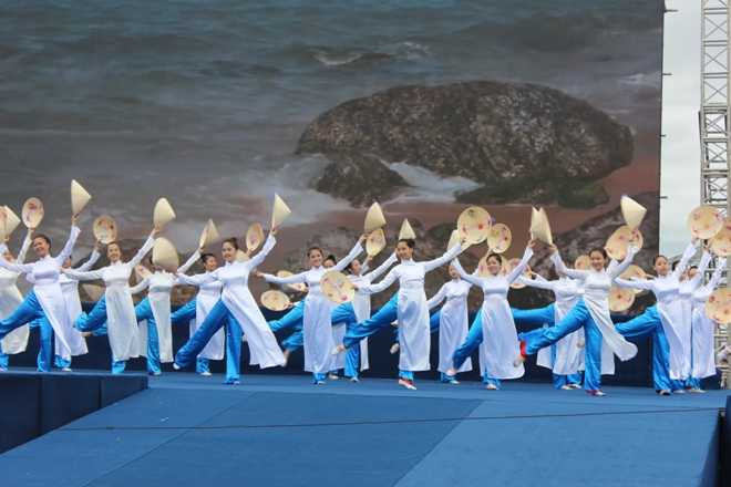 Sơn Tùng MTP 'cháy' hết mình cùng 15.000 sinh viên trong 'Tôi yêu Tổ quốc tôi'