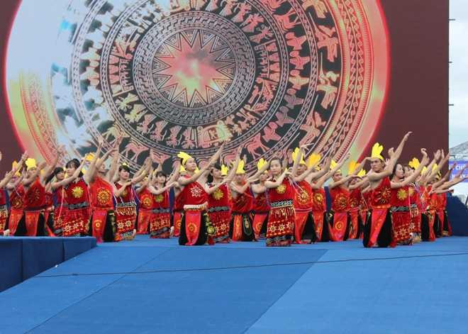 Sơn Tùng MTP 'cháy' hết mình cùng 15.000 sinh viên trong 'Tôi yêu Tổ quốc tôi'