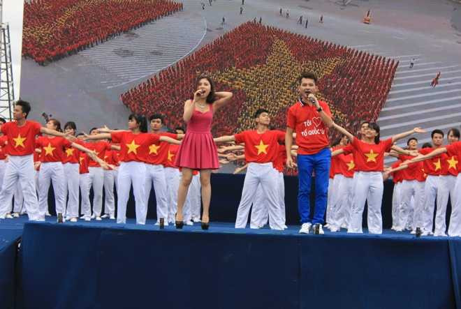 Sơn Tùng MTP 'cháy' hết mình cùng 15.000 sinh viên trong 'Tôi yêu Tổ quốc tôi'