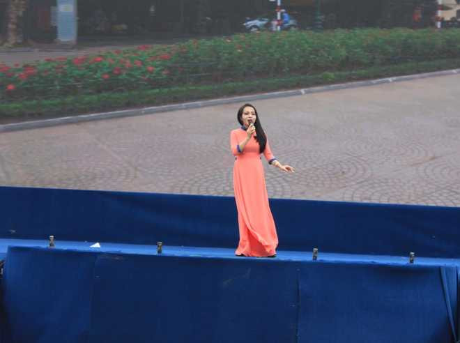 Sơn Tùng MTP 'cháy' hết mình cùng 15.000 sinh viên trong 'Tôi yêu Tổ quốc tôi'