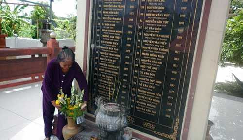 Bia tưởng niệm những người tử nạn trong sự cố sập cầu Cần Thơ được đặt tại chùa Bồ Đề.