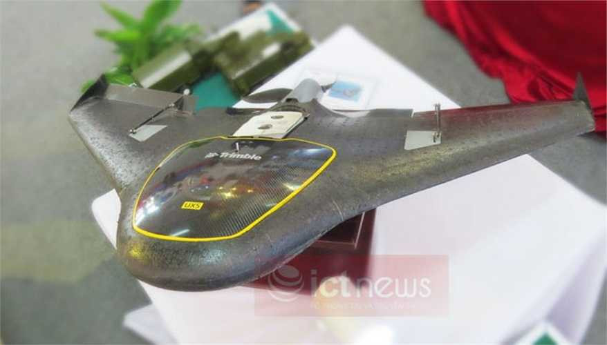 Máy bay sử dụng động cơ điện công suất 700w, nguồn điện 14.8 V tương đương 6000 mAh. UAV Trimble UX5 có thể hoạt động tối đa trên không 50 phút, tầm bay 60km, trần bay tối đa 5.000m, tốc độ bay tối đa khoảng 80km/giờ, chịu được sức gió 65km/h.