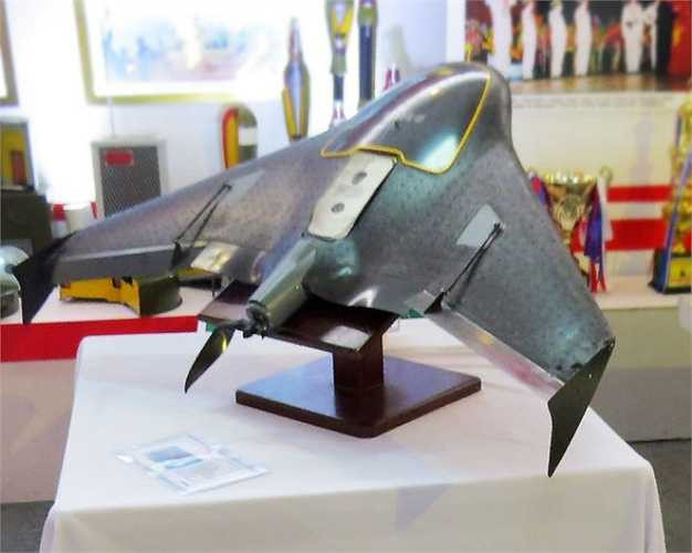 Cùng đó, trang bị cho UAV Trimble UX5 còn có bộ dò tìm thiết bị bao gồm một thiết bị phát tín hiệu được đặt trong thân máy bay và thiết bị nhận tín hiệu, được kết nối với nhau qua tần số 433MHz.