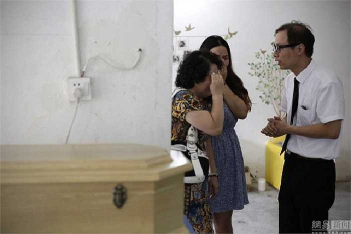 Một nhân viên của công ty cung cấp dịch vụ mai táng nói chuyện với 'gia chủ' đang đau xót trước sự ra đi của thú cưng đã sống cùng họ một thời gian