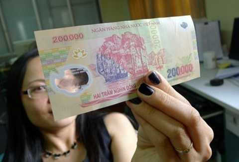 Có thể dễ dàng nhận biết tiền giả polymer bằng tay và mắt thường. (Ảnh minh họa: KT)