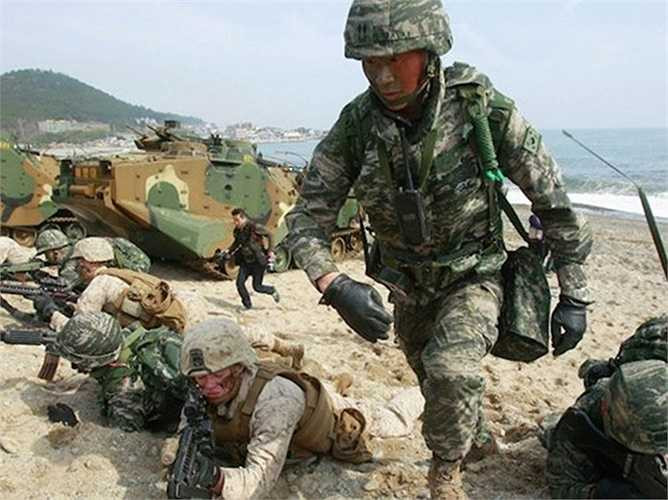 Không thua kém người láng giềng, ngày 24/2, Hàn Quốc tuyên bố sẽ tập trận chung với Mỹ. Đây là lần tập trận bắn đạn thật, bao gồm Key Resolve kéo dài 1 tuần với máy tính mô phỏng và Foal Eagle kéo dài tới 8 tuần với hàng trăm nghìn quân tham gia