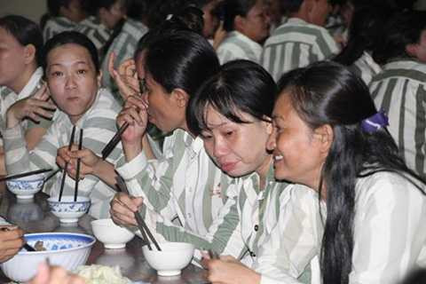 Mọi người chia sẻ với nhau trong bữa ăn