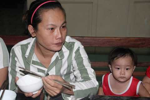 Chị Trà Thị Kim Trang (38 tuổi), quê ở Biên Hòa, Đồng Nai, bị án 2 năm tù nhưng thụ án 18 tháng thì được đặc xá. Con của chị Trang là cháu Trà Tân Tiến, 13 tháng tuổi sống trong trại cùng với mẹ. Chị Trang cho biết sau khi ra tù, chị sẽ về nhà làm nội trợ