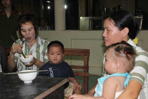 Các bà mẹ tự chăm sóc con trong bữa ăn