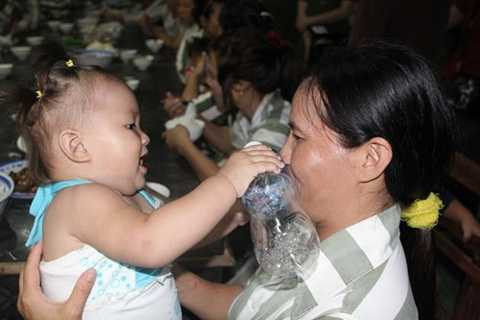 Chị Nguyễn Thị Thùy Linh (ngụ Nghệ An) cũng nằm trong diện đặc xá lần này. Chị bị tòa tuyên án 4 năm tù. Chị sinh con ở trong tù, đứa con trai của chị nay cũng đã 1 tuổi, rất bụ bẫm và dễ thương. “Chỉ vì lỗi lầm của mẹ mà con mình phải sống trong trại giam từ khi mới lọt lòng, tôi rất hối hận vì sự thiếu suy nghĩ của mình, chỉ vì phút lầm lỡ mà tôi đã lấy đi tuổi thơ của con. Mai được trở về với gia đình, tôi hạnh phúc lắm, tôi như tính từng phút, từng giờ đợi đến giây phút lột bỏ áo tù”, chị Linh vui mừng nói.