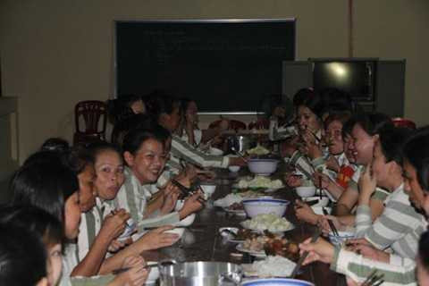 Bữa ăn ấm cúng và ấm áp của các phạm nhân nữ