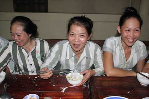 Chị Nguyễn Hoàng Yến (giữa), 22 tuổi,quê ở Phan Thiết, án 3 năm, thụ án 18 tháng thì được ra tù. Yến cho biết rất vui khi được đặc xá lần này. Ra tù, Yến sẽ trở về nhà mở tiệm làm tóc