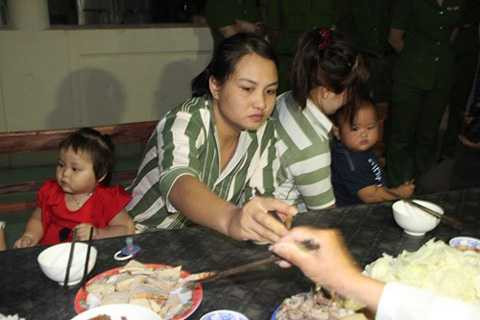 Chị Lê Thị Hồng, quê ở Hưng Yên, án 19 năm nhưng mới thụ án 2 năm 1 tháng. Chị Yến không được đặc xá trong lần này. Chị Yến cho biết sẽ cố gắng cái tạo tốt để mong được giảm án những lần sau. Con của chị Yến năm nay mới hơn 1 tuổi