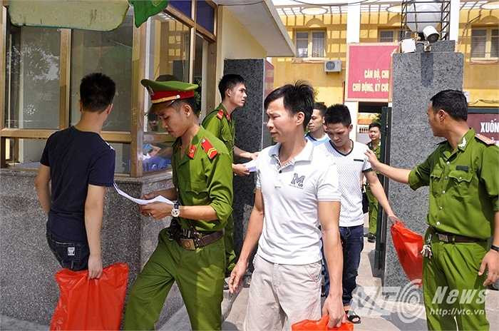 Đúng 10h, các phạm nhân nhận quyết định đặc xá, trở về với gia đình, cộng đồng.