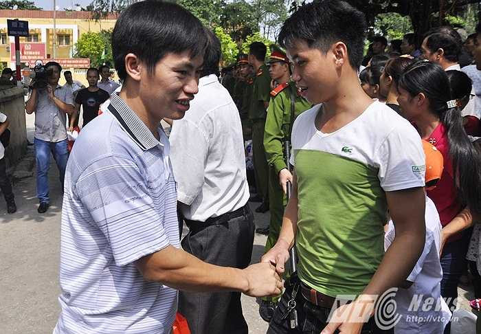 Bạn bè đến chia vui, chúc mừng các phạm nhân được tha tù trước thời hạn.