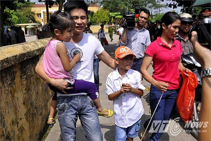 Cháu Thủy cùng anh trai và mẹ đến Trại tạm giam số 1 từ 6h sáng để đón bố. Anh Huy cho biết, rất vui mừng khi được tha tù trong đợt này, anh sẽ có cơ hội cung vợ chăm sóc cho hai con nhỏ.