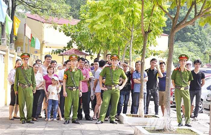 Ngay từ sáng sớm, hàng trăm gia đình, bạn bè của các phạm nhân đã có mặt tại cổng Trại tạm giam số 1 để đón người thân.