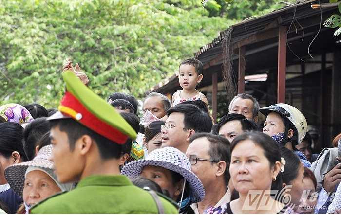 Trong số các phạm nhân được tha tù trước thời hạn, có nhiều phạm nhân vướng vòng vao lý khi con còn nhỏ. Thậm chí có người vào tù khi vợ còn đang mang thai. 