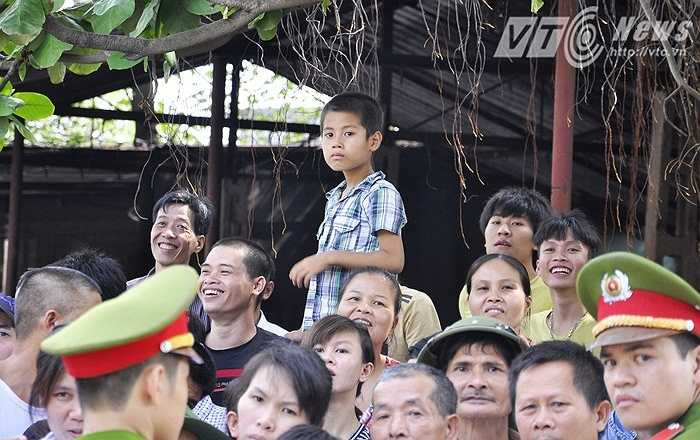 Ánh mắt con thơ ngóng bố trước cổng Trại giam số 1.