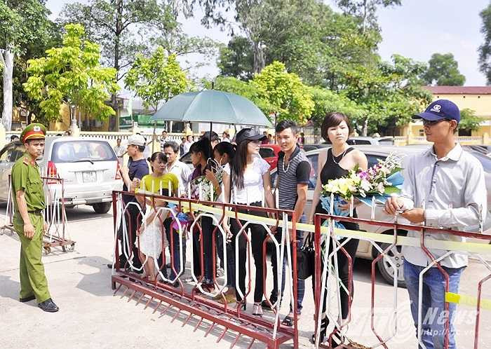 Người thân đội nắng đón phạm nhân. Nhiều gia đình chia sẻ, thuê đến gần chục ô tô đến đón người thân trong ngày được đặc xá này.