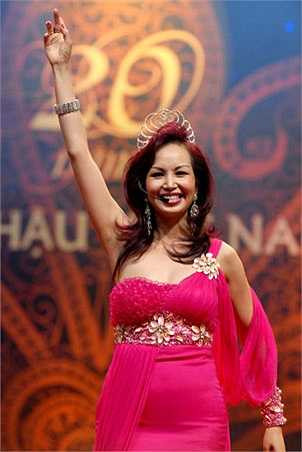 'Từ ngày đó, cho đến nay đã gần 20 năm, họ sống với nhau rất hạnh phúc, đã có ba mặt con. Cać cháu đều rất kháu khỉnh, ngoan và học gỏi. Dẫu vậy, tôi vẫn muốn kể lại câu chuyện tình cảm của Diệu Hoa.'